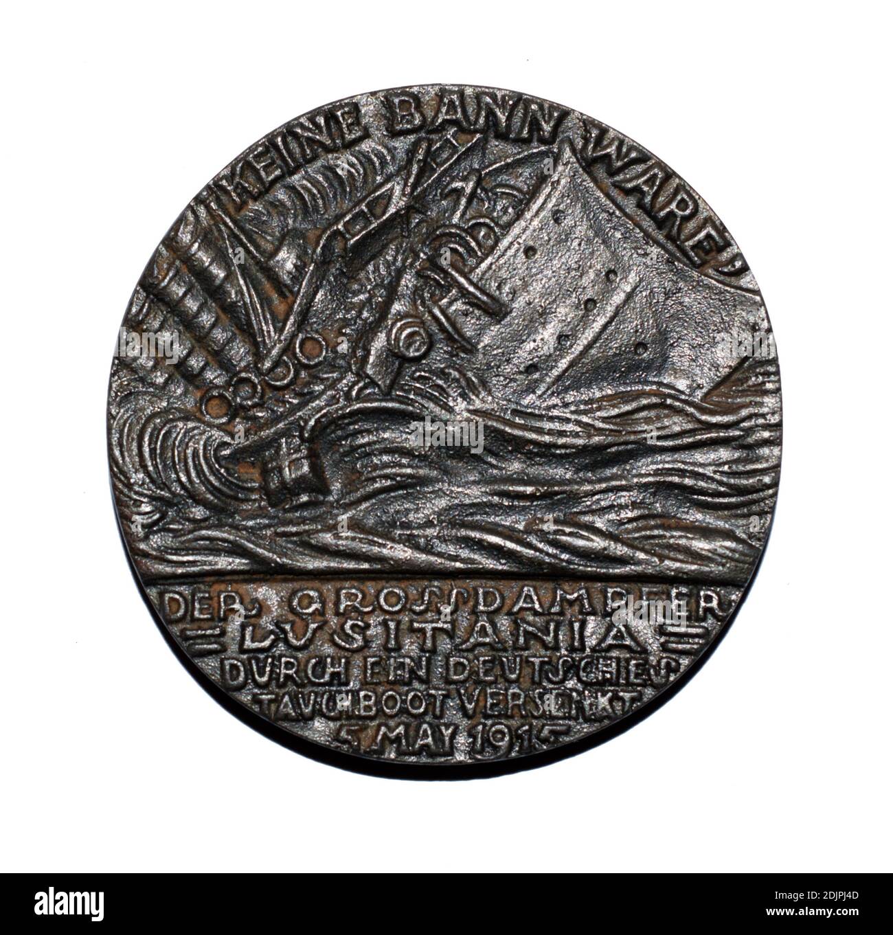 Eine Vorderansicht einer britischen Propagandakopie von Karl Goetzs ‘Lusitania Medallion’, die das Torpedoschiff sicking zeigt. Stockfoto