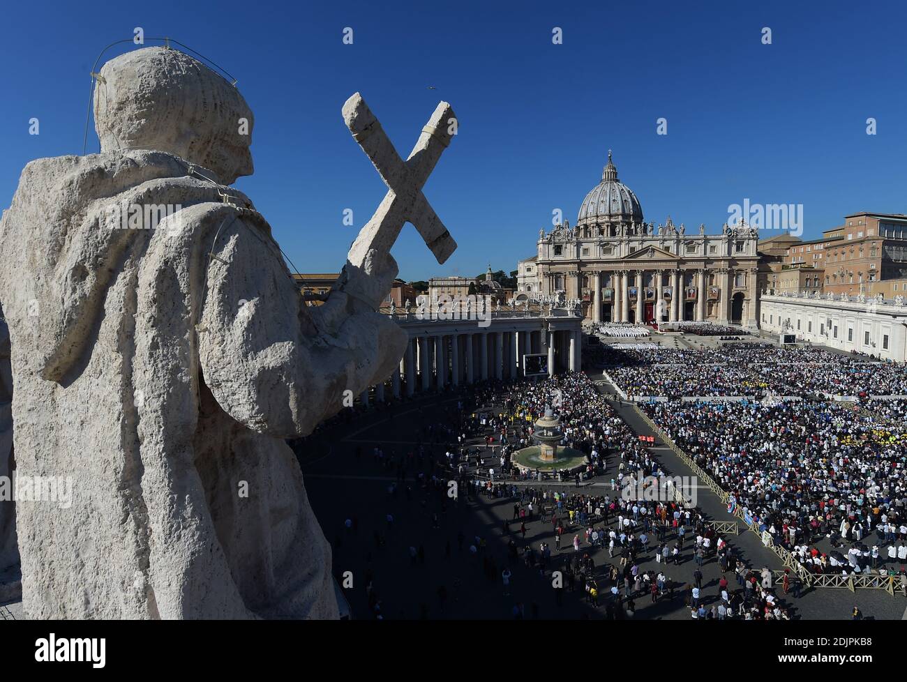 Papst Franziskus führt am 16. Oktober 2016 auf dem Petersplatz im Vatikan eine Heiligsprechungsmesse durch. Papst Franziskus heiligt den argentinischen Gaucho-Priester Jose Gabriel Brochero, den franzosen Salomon Leclercq, den Mexikaner Jose Sanchez del Río, den spanier Manuel Gonzalez Garcia, den italiener Lodovico Pavoni, den italiener Alfonso Maria Fusco und die französische Elisabeth der Dreifaltigkeit. Foto von Eric Vandeville/ABACAPRESS.COM Stockfoto