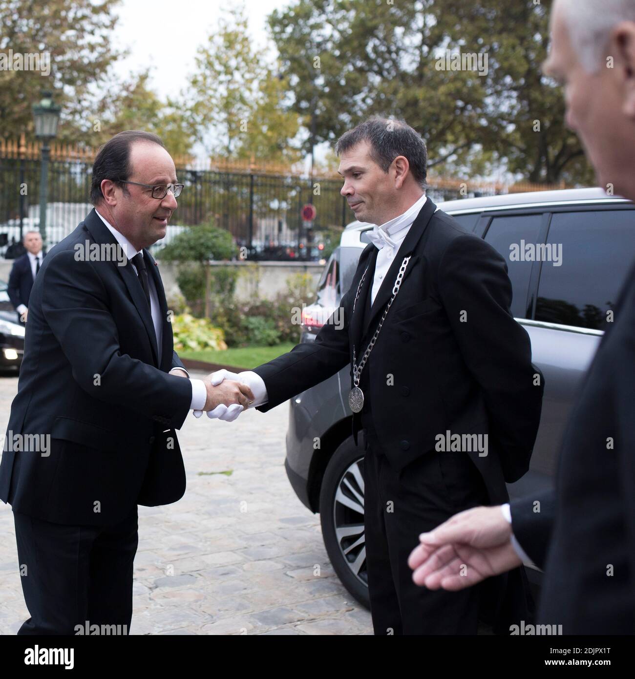 Der französische Präsident Francois Hollande kommt zur Eröffnung eines internationalen hochrangigen Ministertreffens, um am 20. Oktober 2016 im Außenministerium in Paris, Frankreich, über die politische Zukunft Mossuls zu diskutieren. Minister aus mindestens 20 verschiedenen Ländern - darunter die Türkei - treffen sich, um über dringende Maßnahmen zum Schutz der Zivilbevölkerung und zur Bereitstellung von Hilfsgütern zu beraten. Foto von Kamil Zihnioglu/Pool/ABACAPRESS.COM Stockfoto