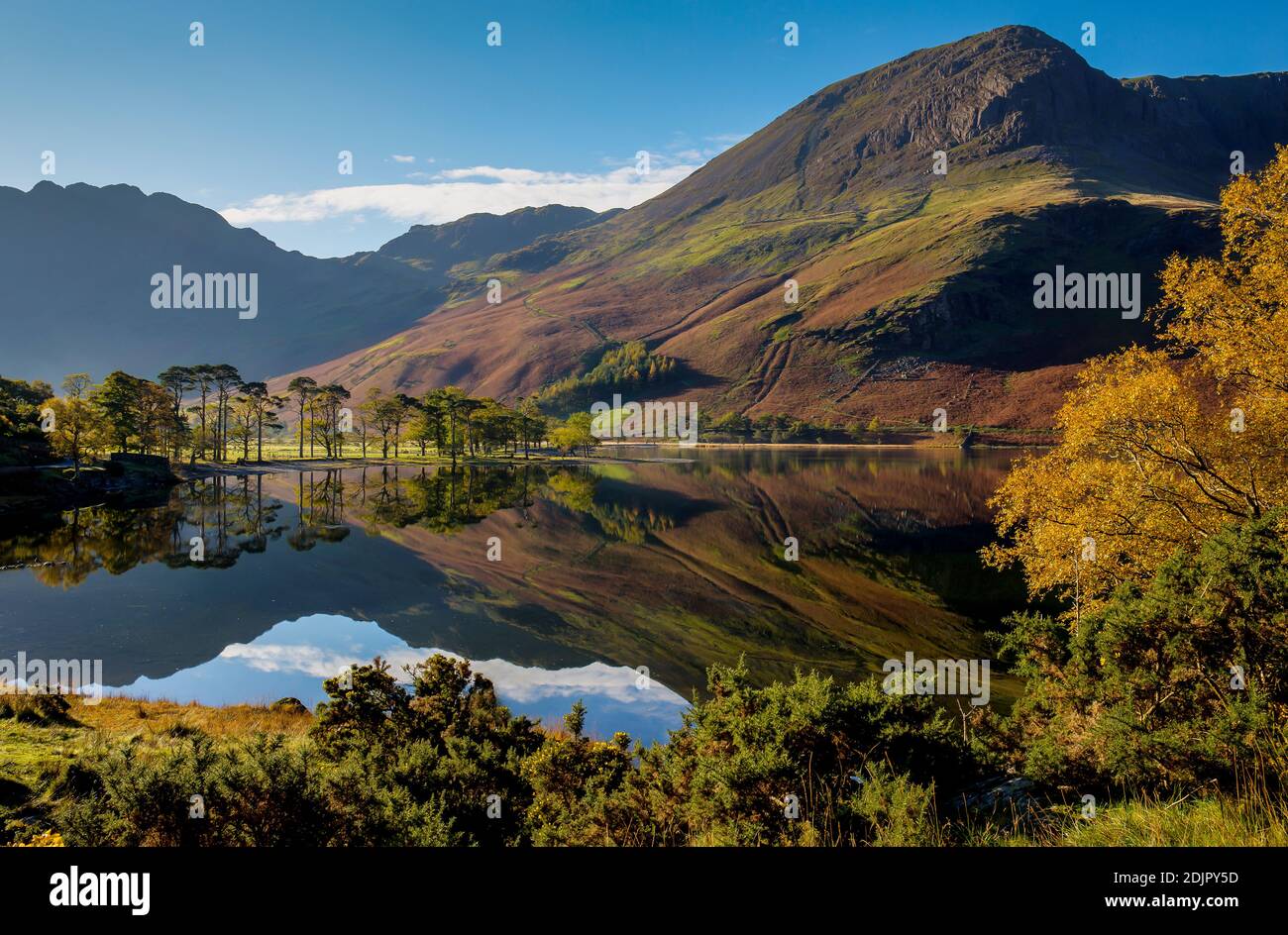 Buttermere ist einer der schönen und viel besuchten See im englischen Lake District in Cumbria, Großbritannien Stockfoto
