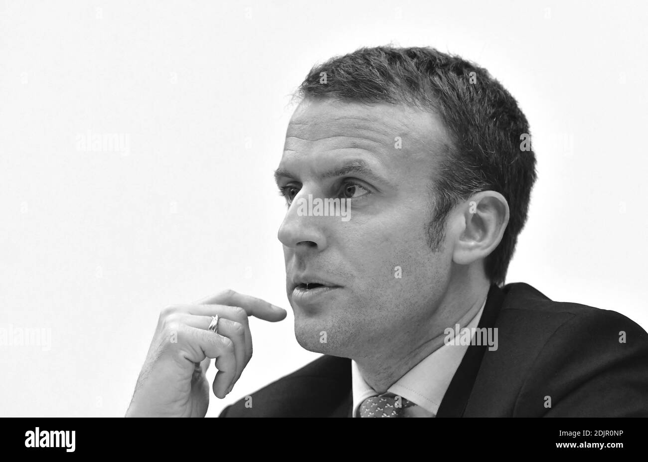 Ehemaliger französischer Wirtschaftsminister und Gründer der politischen Bewegung 'en marche!' (Unterwegs!) Emmanuel Macron nimmt an der Abschlusssitzung der Konferenz ‘La Finance Verte: Le Role De La Finance Pour Le Climat’ (Green Finance: The Financial Role for the Climate) Teil, die am 20. Oktober 2016 in der französischen Nationalversammlung stattfand. Foto von Christian Liewig/ABACAPRESS.COM Stockfoto