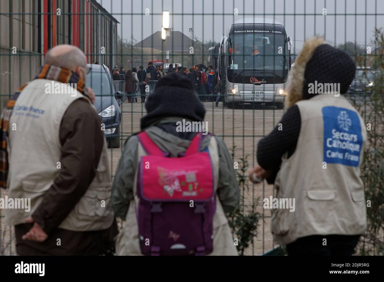 Ein Reisebus mit Migranten verlässt das Lager, nachdem sie sich in einem Verarbeitungszentrum im Dschungel bei Calais, Nordfrankreich, angemeldet haben, als der Massenexodus aus dem Flüchtlingslager beginnt. Calais, Frankreich, Montag, 24. Oktober 2016. Polizeiwagen und Feuerwehrfahrzeuge hatten sich am Rande des von Ratten befallenen Slums versammelt, als Migranten und Flüchtlinge im Dunkeln Schlange standen, um sich für Unterkünfte anderswo in Frankreich zu registrieren, nachdem ihnen gesagt wurde, dass sie das Lager verlassen müssen oder Verhaftung und Deportation riskieren. Foto von Sylvain Lefevre/ABACAPRESS.COM Stockfoto