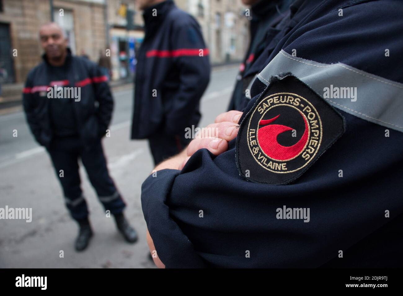 Polizeibeamte protestieren gegen verstärkte Angriffe auf die Polizei vor der Präfektur Rennes, Westfrankreich am 26. Oktober 2016, wegen Angriffen auf die Strafverfolgung in einer Zeit, in der die Gewalt durch dschihadistische Angriffe bis an die Grenzen gestreckt wurde. Es war der 9. Tag in Folge, an dem Proteste ausgelöst wurden, insbesondere durch einen Benzinbombenanschlag südlich von Paris am 8. Oktober, bei dem zwei Polizisten schwer verletzt wurden. Foto von Vincent FeurayABACAPRESS.COM Stockfoto