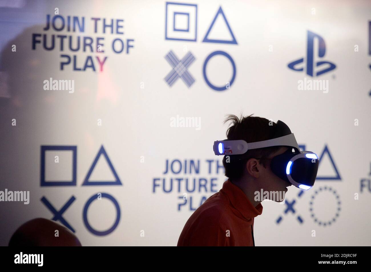 Ein Besucher spielt ein Spiel auf einem PlayStation VR während der Paris Games Week am 28. oktober 2016 in Paris. Foto von Eliot Blondt/ABACAPRESS.COM Stockfoto