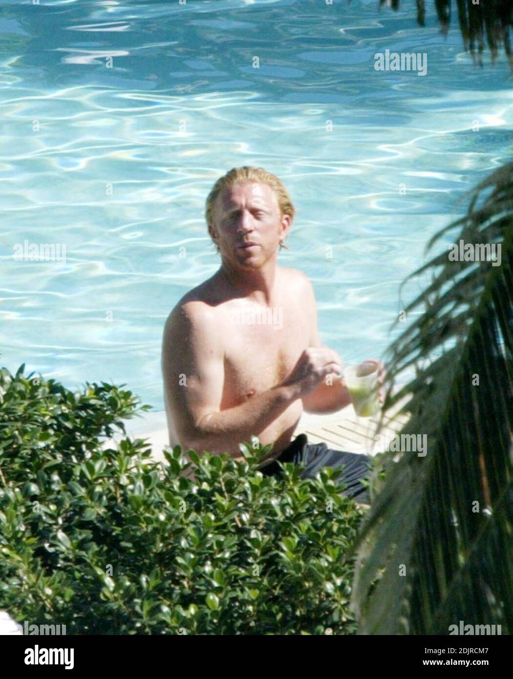 Boris Becker nimmt ein erfrischendes Bad im Pool mit Freundin mit Sharlly Kerssenberg. Miami Beach Fl. 10/10/06 Stockfoto