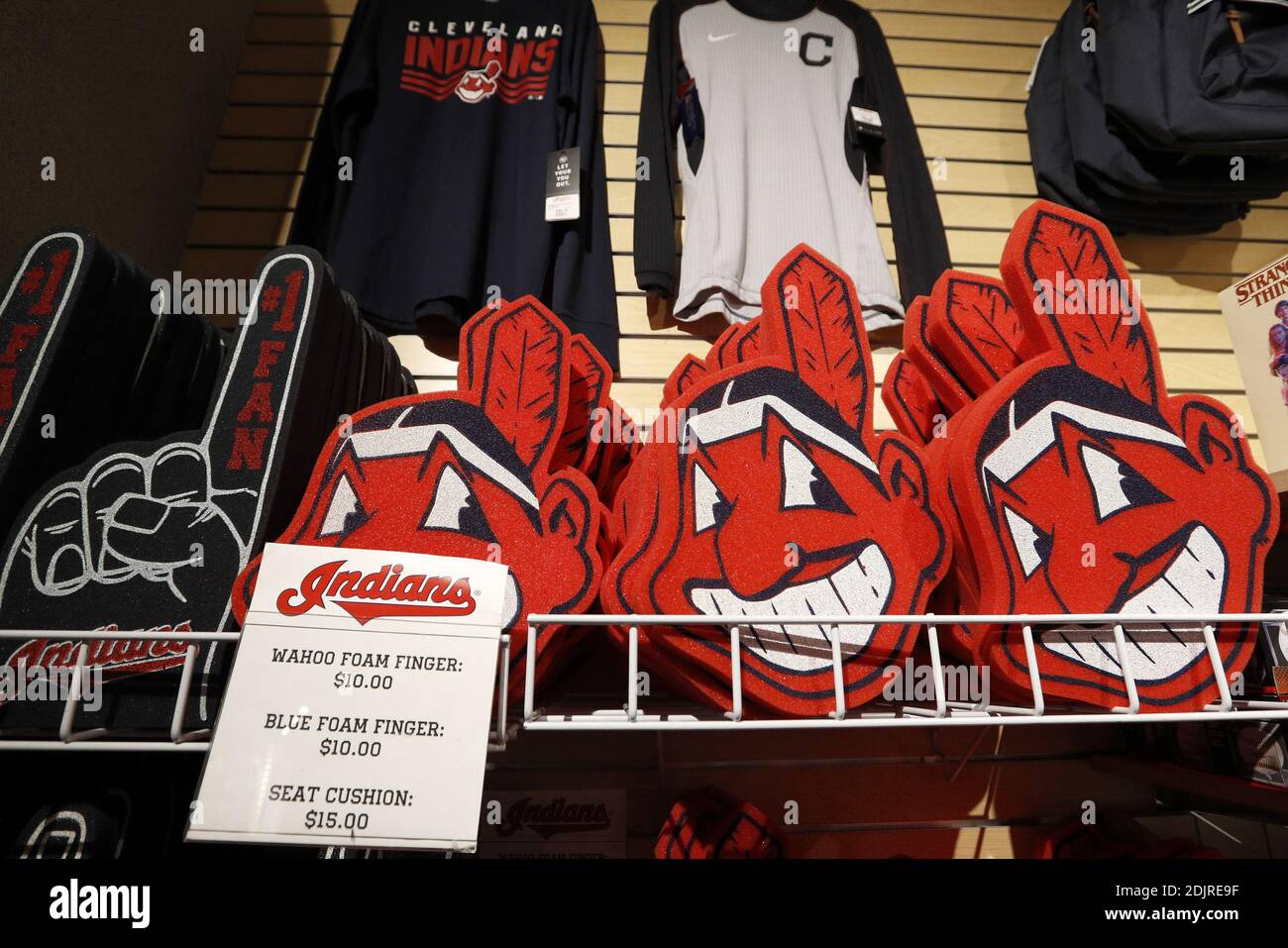 Cleveland, Usa. Dezember 2020. Ein Cleveland Indians Chief Wahoo Foam Finger sitzt zum Verkauf im Team-Shop im Progressive Field in Cleveland, Ohio am Montag, 14. Dezember 2020. Das Team kündigte heute an, es wird den Prozess der Namensänderung nach Jahrzehnten der Gegenreaktion über den aktuellen Namen, die einige für rassistisch. Foto von Aaron Josefczyk/UPI Credit: UPI/Alamy Live News Stockfoto