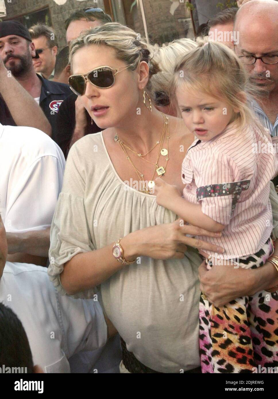 Heidi Klum bringt ihre Kinder zum Ivy in Los Angeles, ca. Schwer schwanger,  trug Klum ein Piraten-Outfit und eine goldene Halskette mit Reizen, die die  Fotos und Namen ihrer Kinder zeigen. 10/21/06