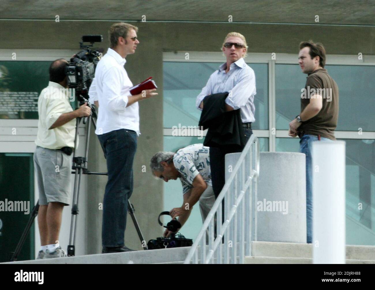 Boris Becker macht ein Fernsehstück für das deutsche Fernsehen in der Miami  American Airlines Arena. Das Tennis-Ass musste immer wieder die Stufen rauf  und runter laufen, um seinen Schuss zu machen, 10/31/06