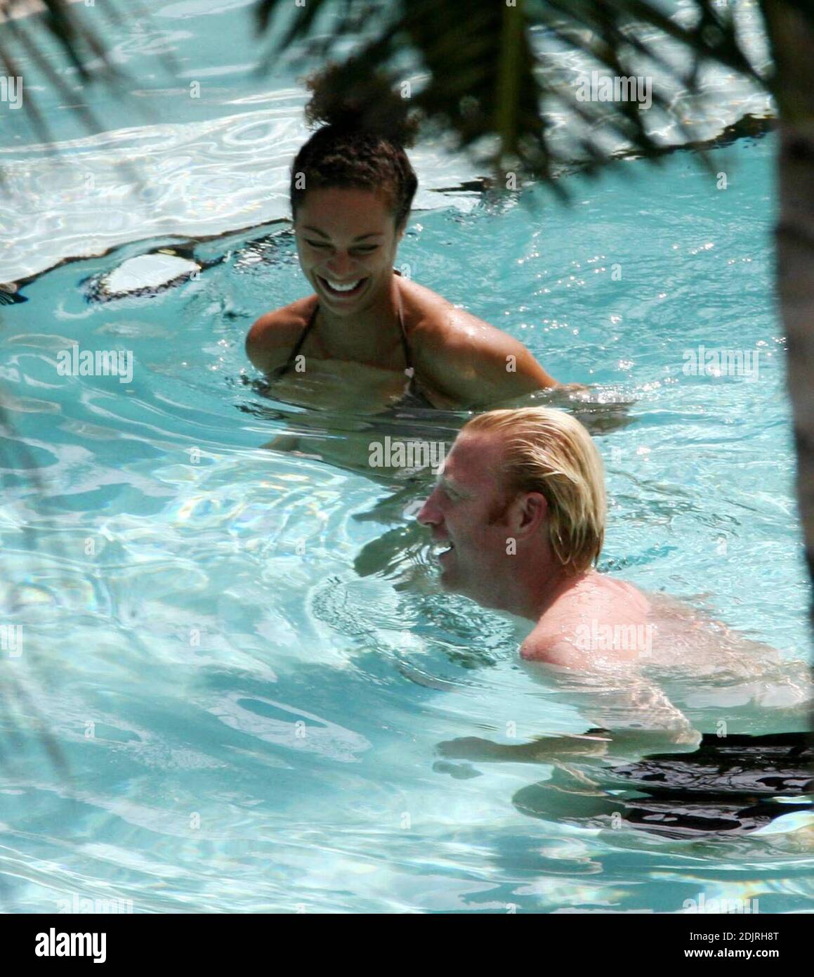 Boris Becker und Sharlly Kerssenberg schlagen den Pool in ihrem Luxus-Hotel in Miami, 10/31/06 Stockfoto