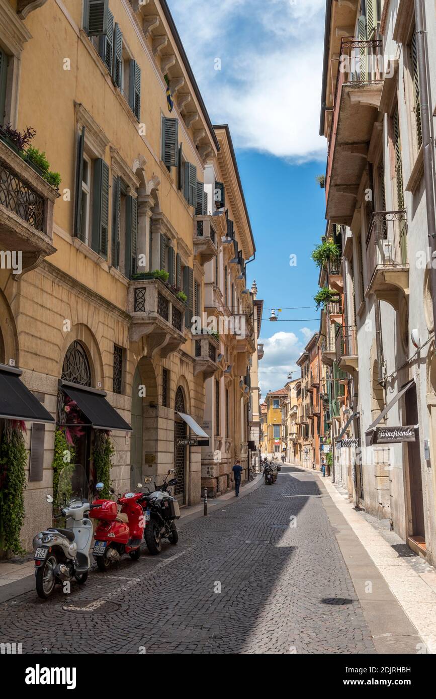Verona, Provinz Verona, Venetien, Italien. Straßenszene in der Altstadt von Verona Stockfoto