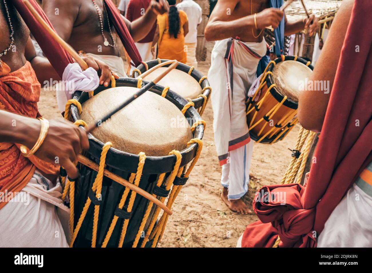 Indische Männer spielen traditionelle Percussion Drum Chenda in Kerala, Indien Stockfoto