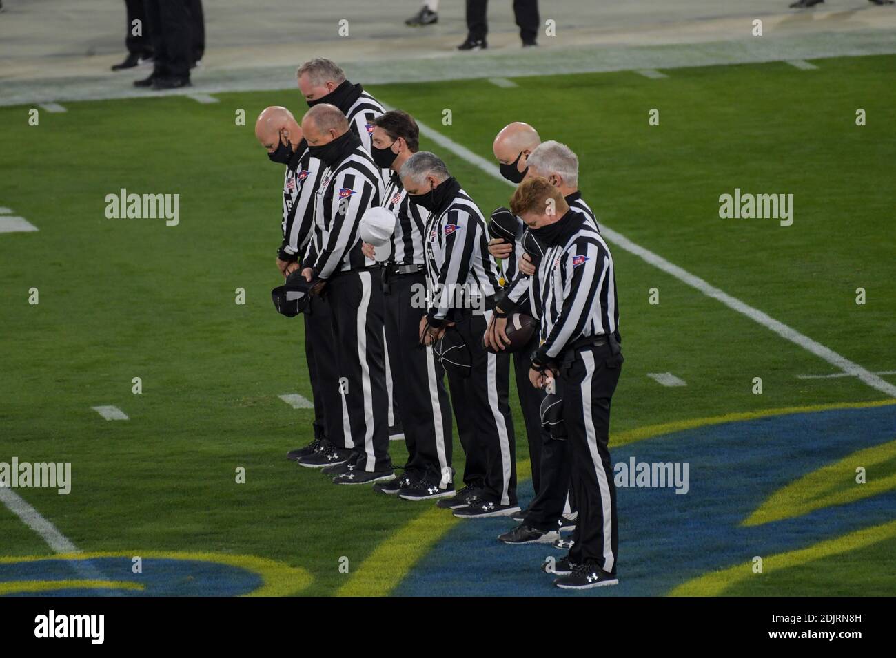 PAC-12 Beamte beobachten eine Botschaft, die an das Leben von Rafer erinnert Johnson wird vor einem NCAA-Fußballspiel zwischen den gesehen Südkalifornien-Trojaner Stockfoto
