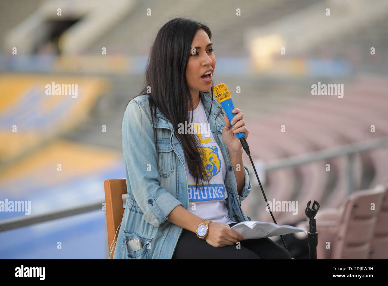 UCLA Bruin Gametag Live-Moderator Jess Rosales spricht vor einem NCAA Fußballspiel zwischen den Südkalifornischen Trojanern und den UCLA Bruins, Samstag, D Stockfoto