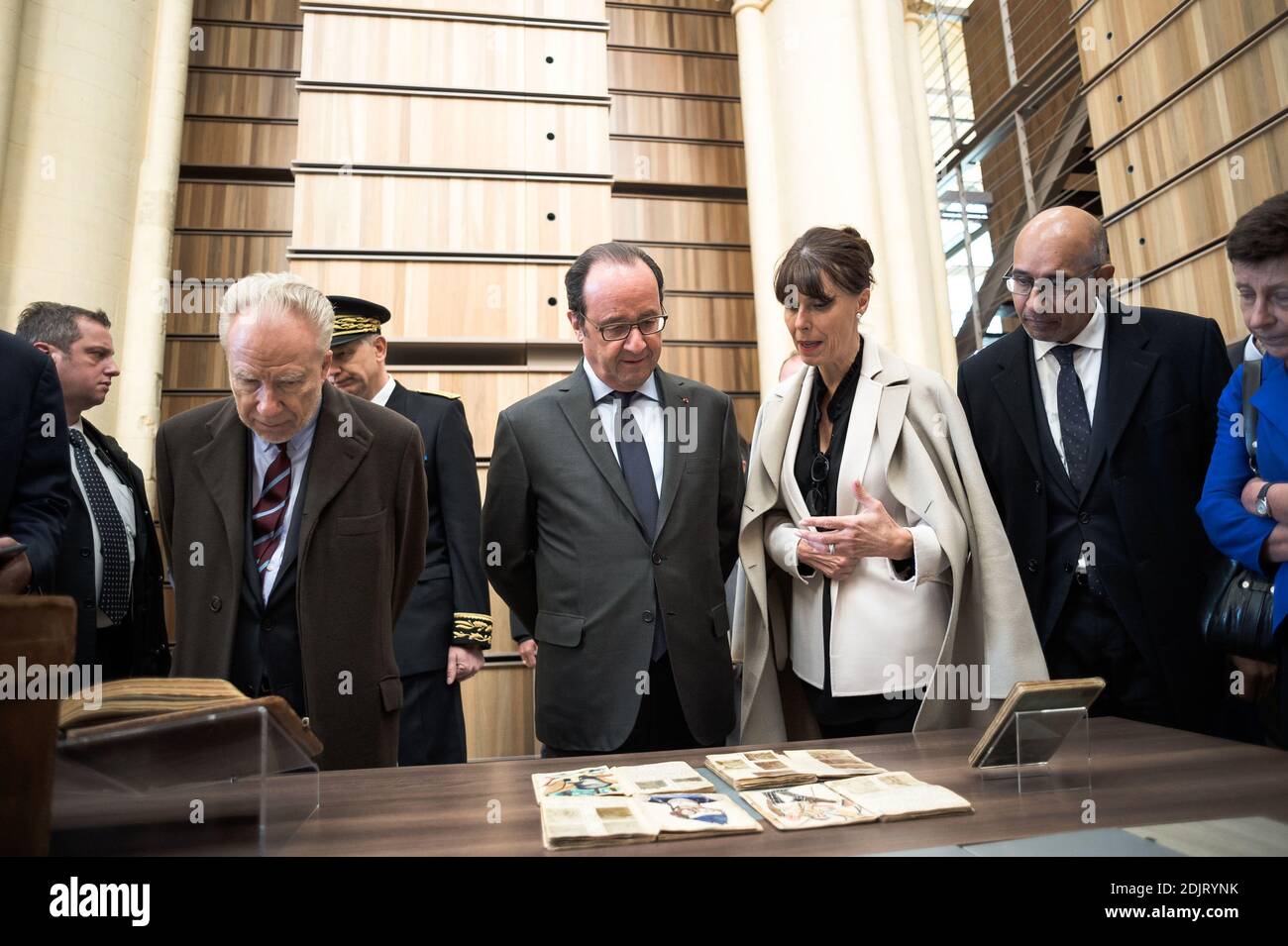 Der französische Präsident Francois Hollande besuchte am 4. November 2016 die Abbaye d'Ardenne, gefolgt von einem Mittagessen mit Wissenschaftlern des Institute for Contemporary Publishing Archives (IMEC) in Saint-Germain-la-Blanche-Herbe bei Caen, Frankreich. Foto von Nicolas Messyasz/Pool/ABACAPRESS.COM Stockfoto