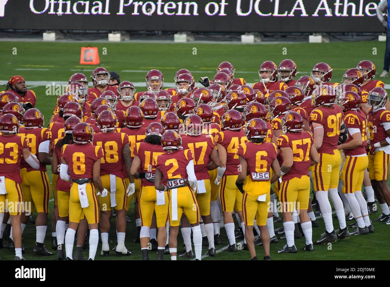 Südkalifornien Trojans Team huddles vor einem NCAA Fußballspiel gegen die UCLA Bruins, Samstag, 12. Dezember 2020, in Pasadena, Kalifornien, USA Stockfoto