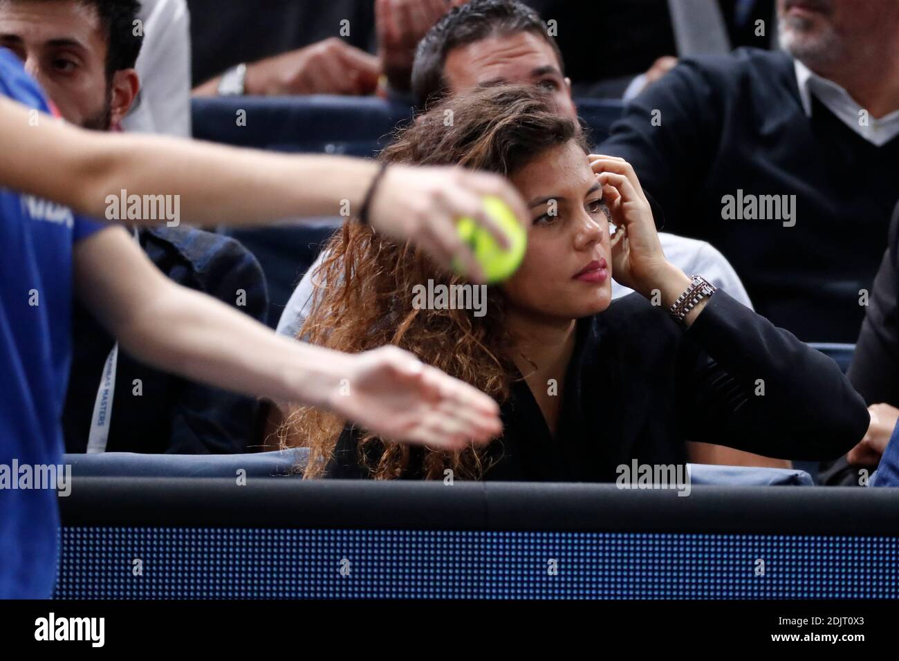 Noura El Swekh beobachtet, wie ihr Freund Jo-Wilfried Tsonga am 4. November 2016 beim BNP Paribas Tennis Masters Paris 2016 in der AccorHotels Arena, Paris, Frankreich, im Finale 1/4 spielt. Foto von Henri Szwarc/ABACAPRESS.COM Stockfoto