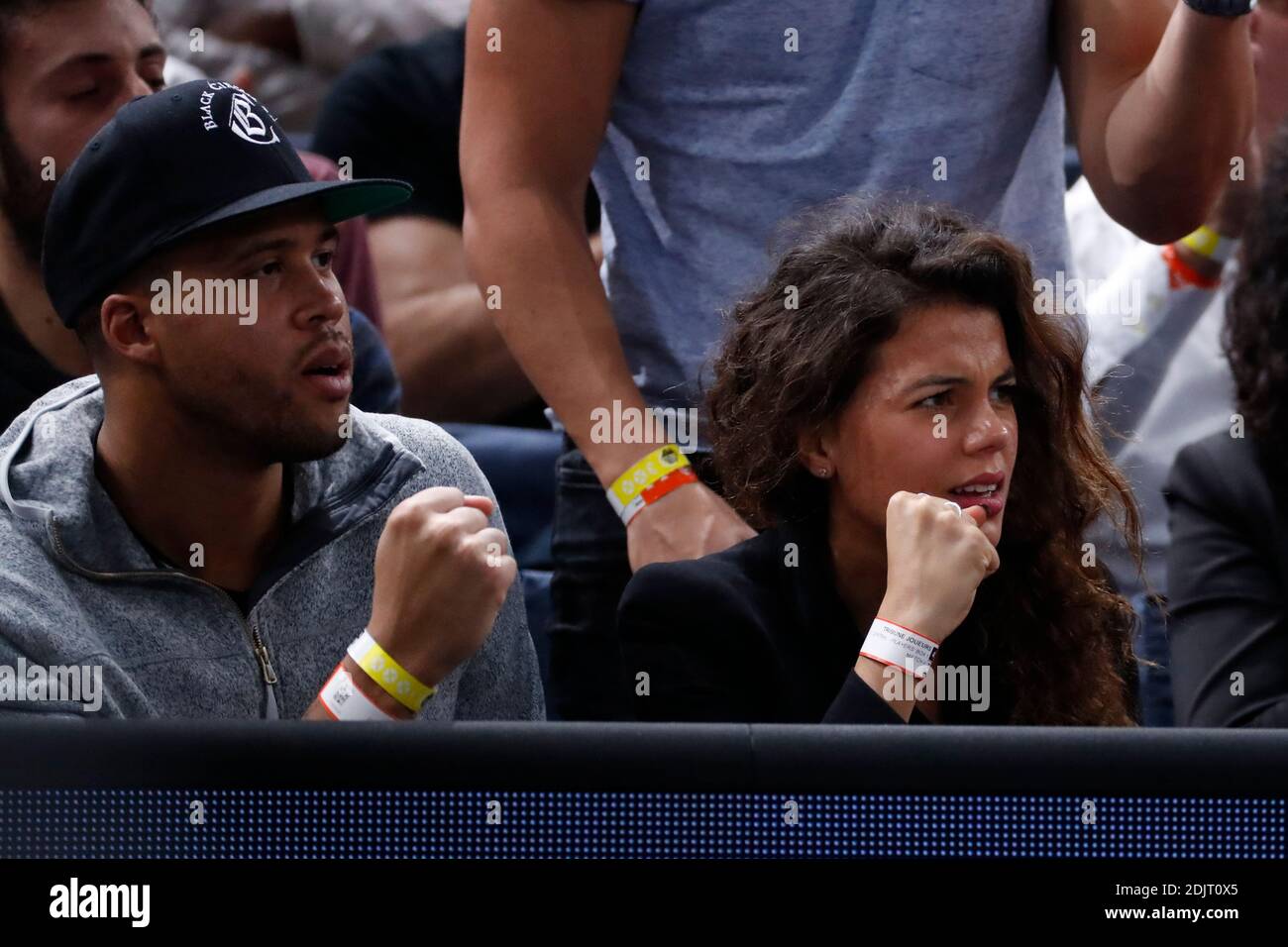 Noura El Swekh beobachtet, wie ihr Freund Jo-Wilfried Tsonga am 4. November 2016 beim BNP Paribas Tennis Masters Paris 2016 in der AccorHotels Arena, Paris, Frankreich, im Finale 1/4 spielt. Foto von Henri Szwarc/ABACAPRESS.COM Stockfoto