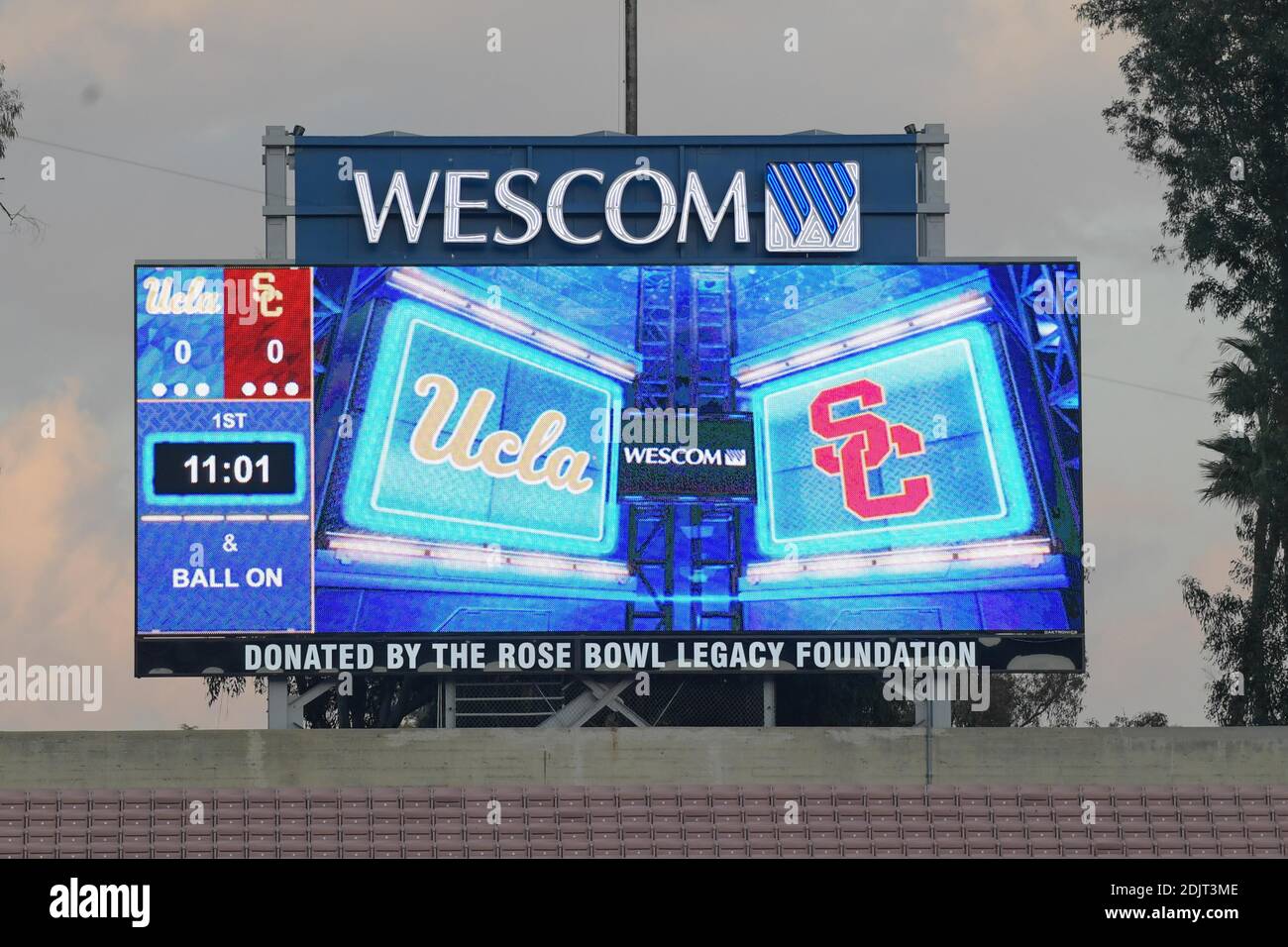 Detailansicht der Beschilderung von UCLA Bruins gegen Südkalifornien Trojans während eines NCAA-Fußballspiels, Samstag, 12. Dezember 2020, in Pasadena, Kalifornien. Stockfoto