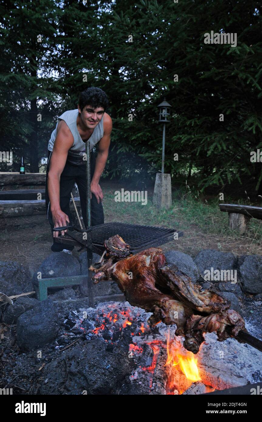 Südamerika, Chile, LX Region, Pucon, Los Ulmos, Asado Stockfoto