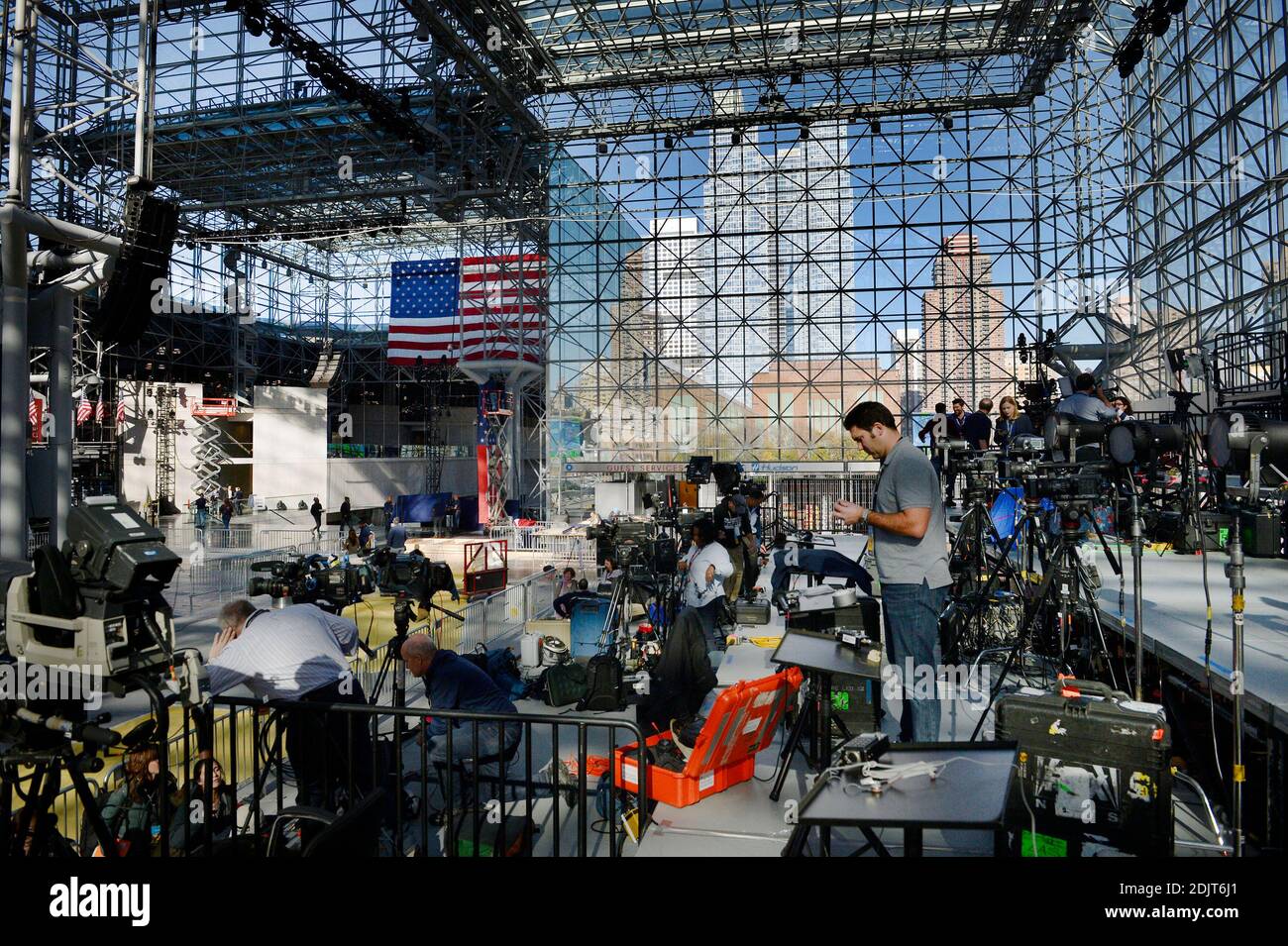 Eine Ansicht der Vorbereitungen, die für das Wahlnächteereignis der demokratischen Präsidentschaftskandidatin Hillary Clinton im Jacob K. Javits Convention Center am 7. November 2016 in New York City getroffen werden. Foto von Olivier Douliery/Abaca Stockfoto