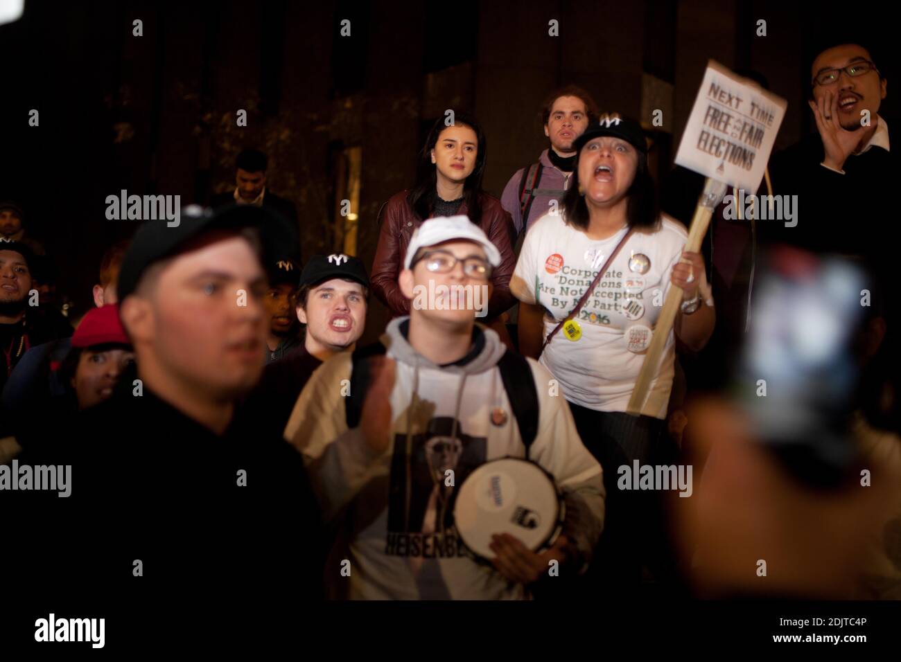 Anti-Trump-Leute protestieren gegen Donald Trumps Präsidentschaftswahl vor dem Hilton Hotel, wo die Wahlnacht am 9. November 2016 in New York City, NY, USA, stattfand. Foto von Damien Lafargue/ABACAPRESS.COM Stockfoto