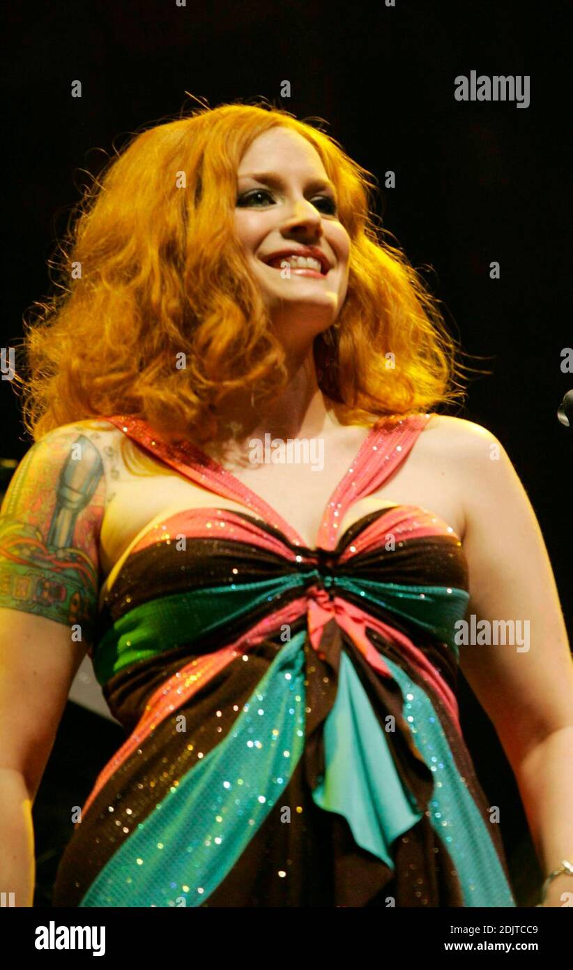 Scissor Sisters Ana Matronic beim Auftritt in der Wembley Arena, Wembley UK 11/24/2006. Alle Stockfoto