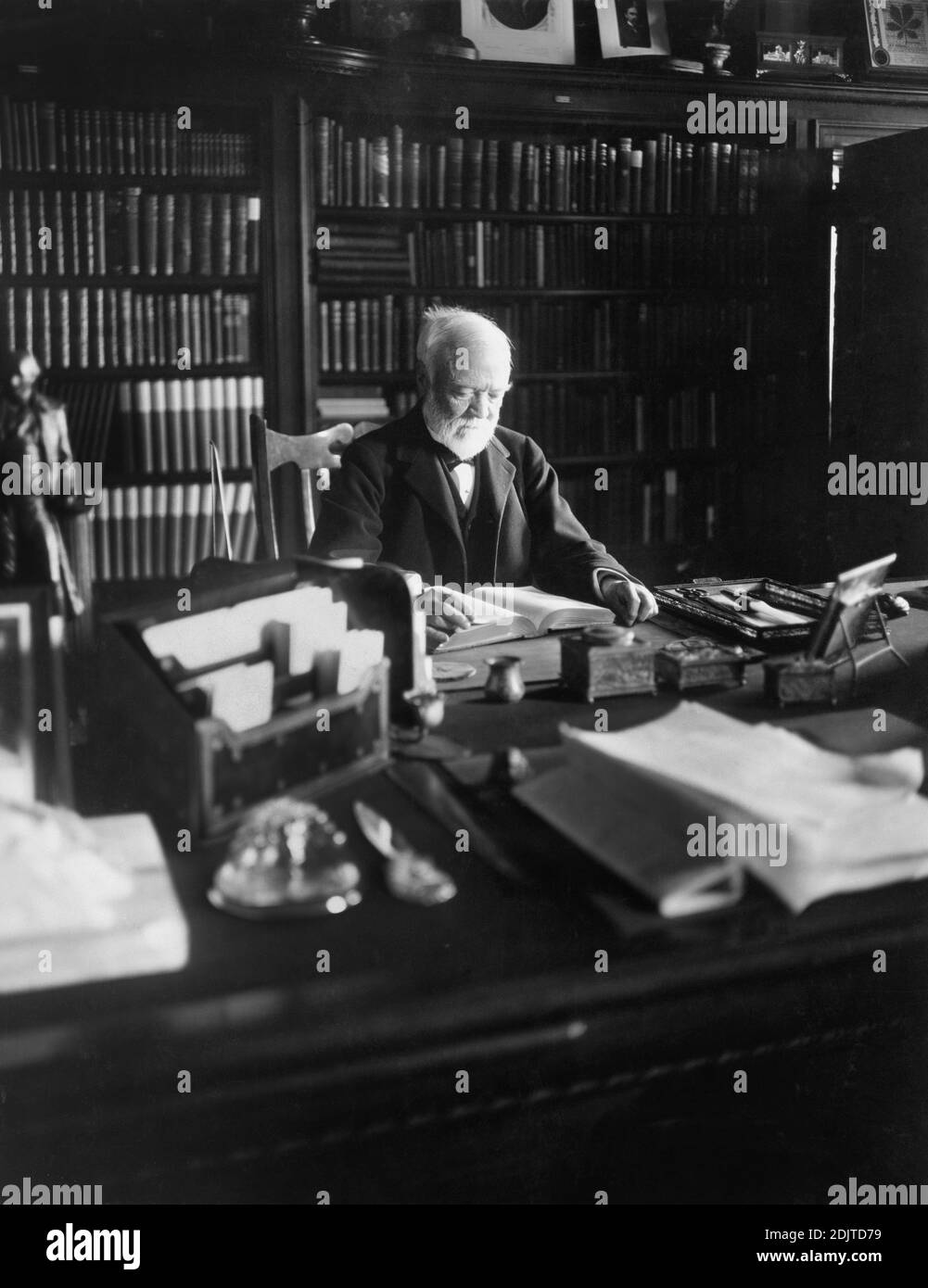 Andrew Carnegie (1835-1919) schottisch-amerikanischer Industrialist und Philanthropist, Portrait Sitting at Desk, New York City, New York, USA, Foto von Marceau, 1913 Stockfoto