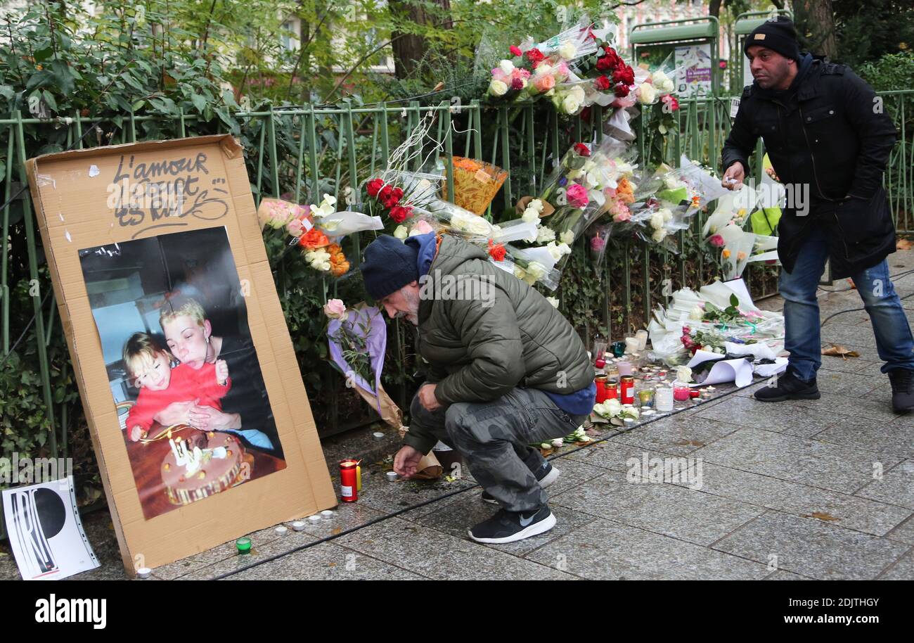 Am 13. November 2016 wird den Opfern eines Terroranschlags vor der Konzerthalle von Bataclan in Paris, Frankreich, gezollt, der den einjährigen Jahrestag einer Reihe tödlicher Angriffe markiert. Etwa 130 wurden getötet, 90 von ihnen in Bataclan, als islamische Militante im Herzen der französischen Hauptstadt vom Rampage gingen. Foto von Somer/ABACAPRESS.COM Stockfoto