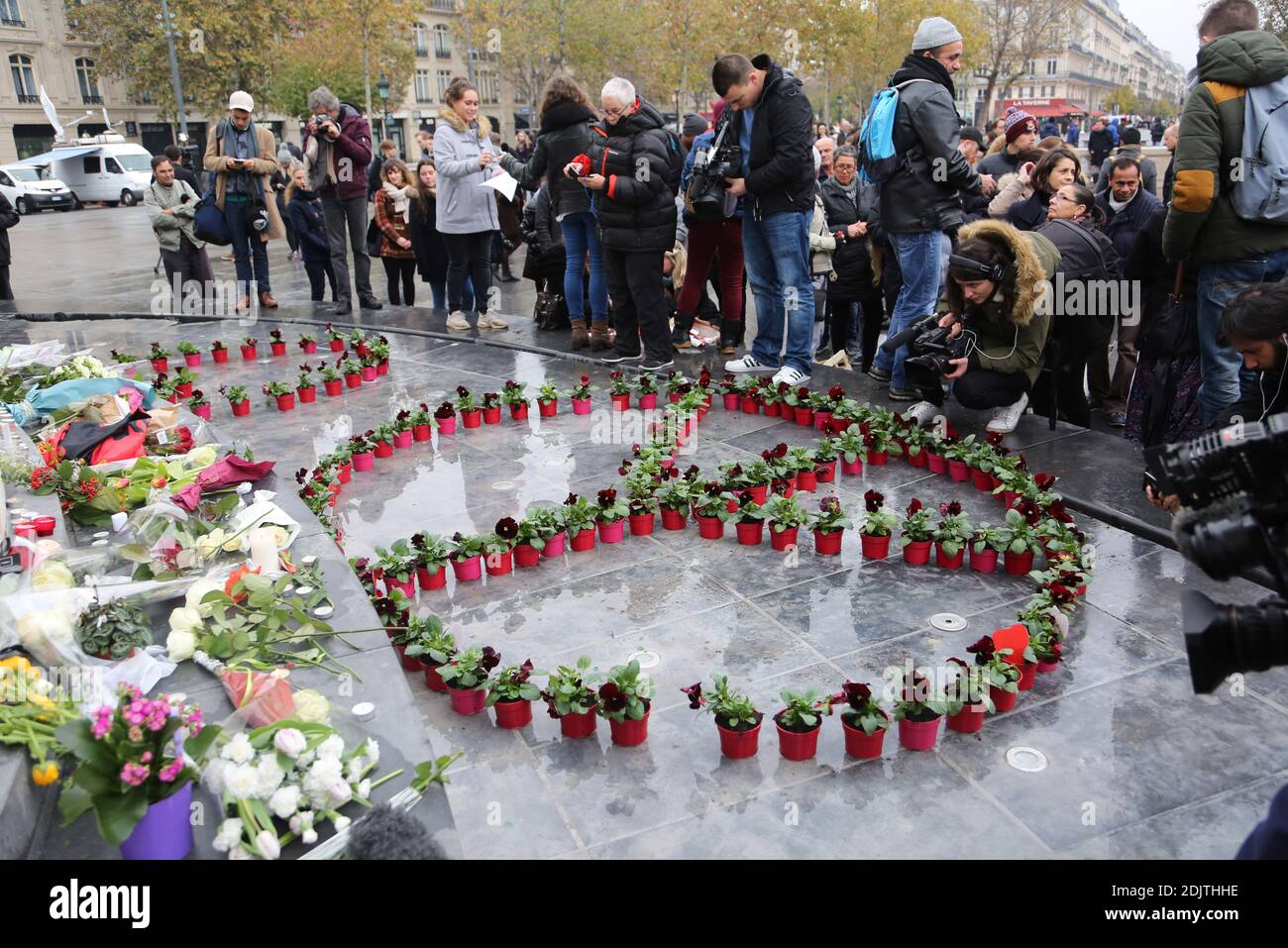 Die Menschen zollen den Opfern eines Terroranschlags am Place de la Republique in Paris, Frankreich, am 13. November 2016 Tribut, der den einjährigen Jahrestag einer Reihe tödlicher Angriffe markiert. Etwa 130 wurden getötet, 90 von ihnen in Bataclan, als islamische Militante im Herzen der französischen Hauptstadt vom Rampage gingen. Foto von Somer/ABACAPRESS.COM Stockfoto