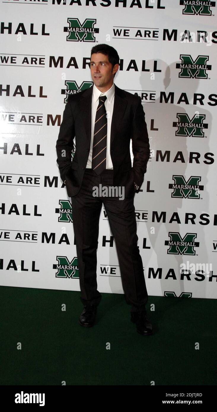 Schauspieler Matthew Fox tritt für ein Foto-op Dienstag, 12. Dezember 2006 während der Green Carpet Premiere von "We Are Marshall" in Huntington, West Virginia. Stockfoto