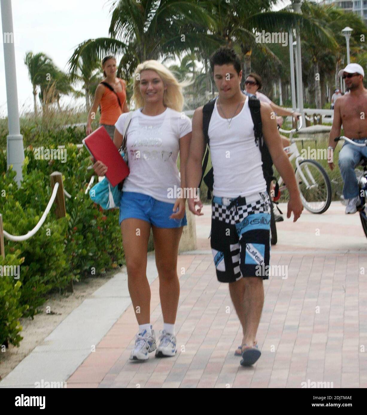 Brooke Hogan, Tochter der WWF-Legende Hulk Hogan, sieht in ihren Rock Royalty Shorts heiß aus, während sie einen Spaziergang mit einem Mystery-Typen auf der Strandpromenade von Miami Beach macht, 12/17/06 Stockfoto