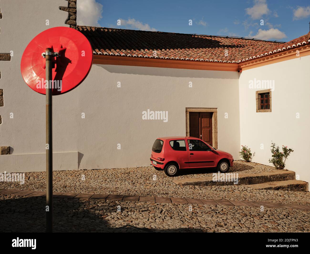 Altes kompaktes oranges Auto, das in der Stadt MarvÃ£o geparkt wurde Stockfoto