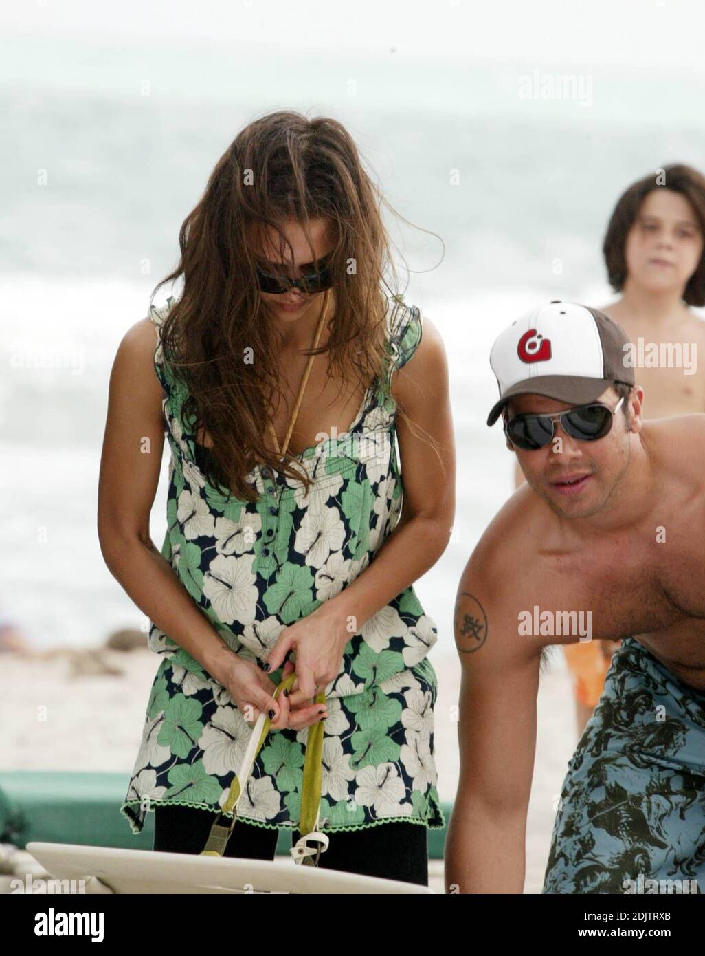 Jessica Alba und hunky Verlobte Cash Warren entspannen sich am Silvesterabend in Miami Beach in Florida. 12/31/06 Stockfoto