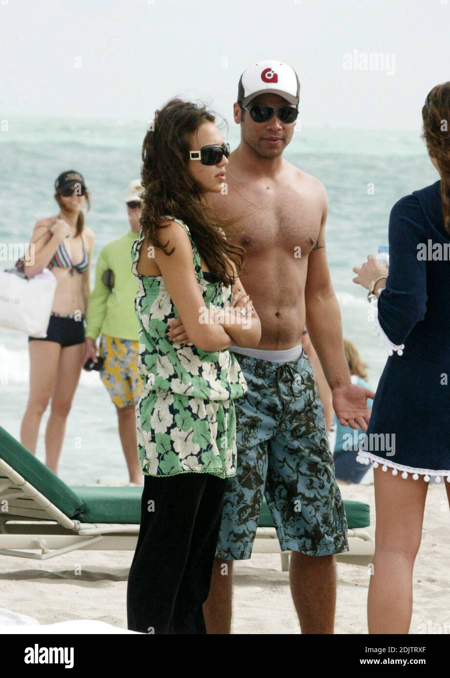 Jessica Alba und hunky Verlobte Cash Warren entspannen sich am Silvesterabend in Miami Beach in Florida. 12/31/06 Stockfoto