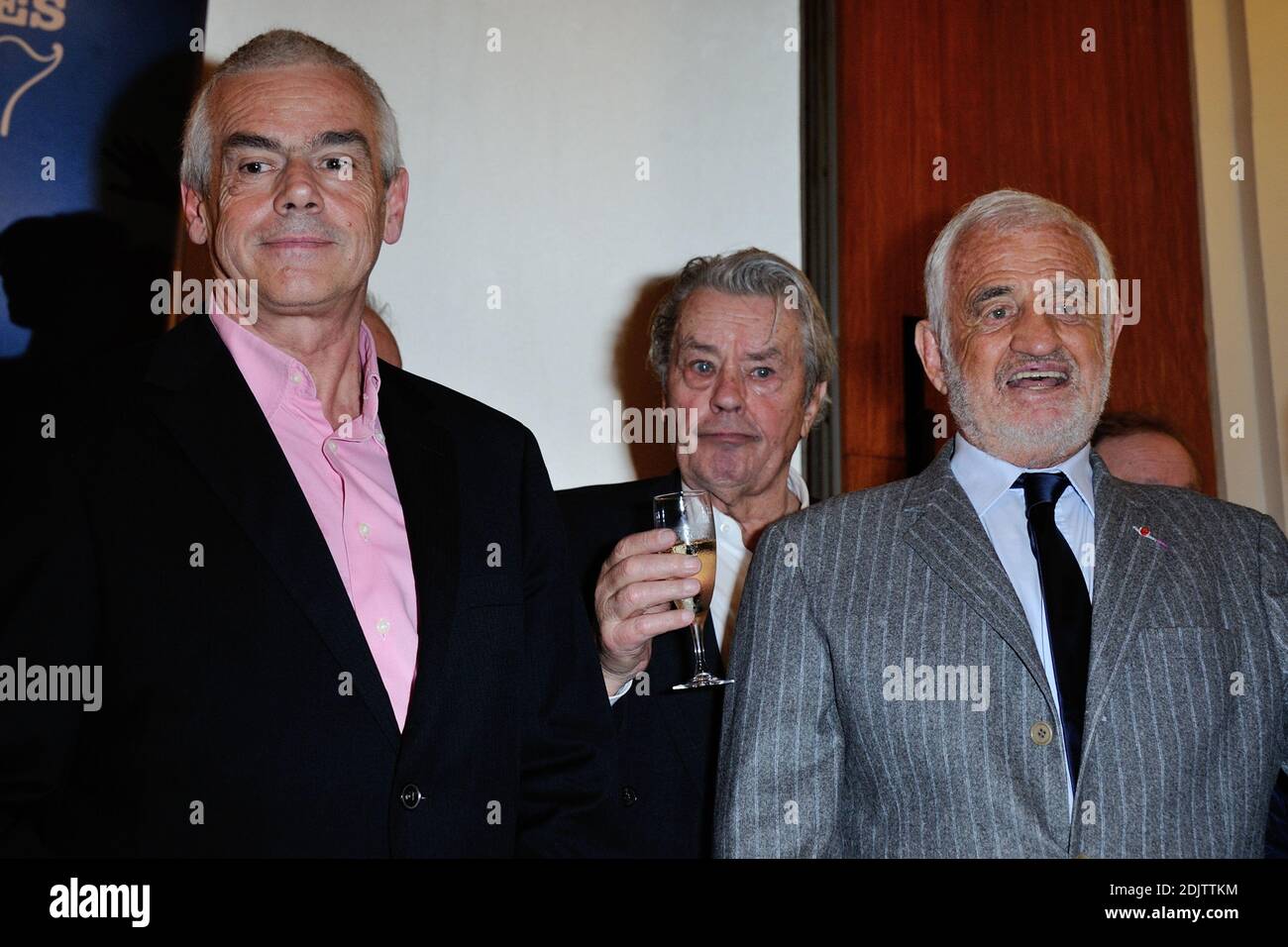 Pierre Pouchairet, Alain Delon und Jean-Paul Belmondo beim Quai des Orfevres Literaturpreis am 15. November 2016 in Paris, Frankreich. Pierre Pouchairet für sein Buch Mortels Trafic ausgezeichnet. Foto von Aurore Marechal/ABACAPRESS.COM Stockfoto