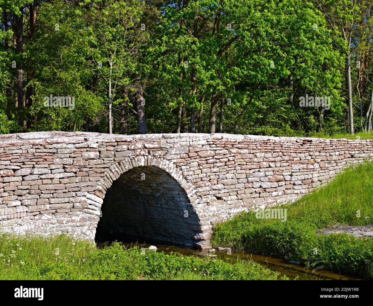 Europa, Schweden, Smaland, Insel Öland, alte Steinbrücke bei Kvinneby Stockfoto