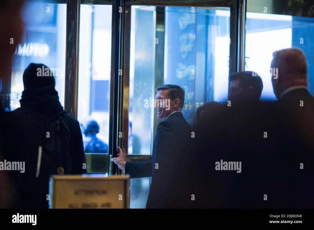 Der pensionierte Generalleutnant der United States Army, Mike Flynn, verlässt den Trump Tower in Manhattan, New York, USA, am Freitag, den 18. November 2016. POOLFOTO VON John Taggart/Bloomberg Stockfoto