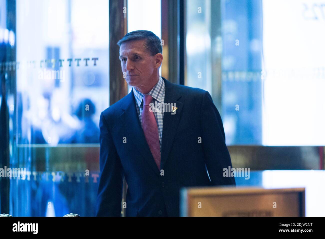 Der pensionierte Generalleutnant der United States Army, Mike Flynn, verlässt den Trump Tower in Manhattan, New York, USA, am Freitag, den 18. November 2016. POOLFOTO VON John Taggart/Bloomberg Stockfoto