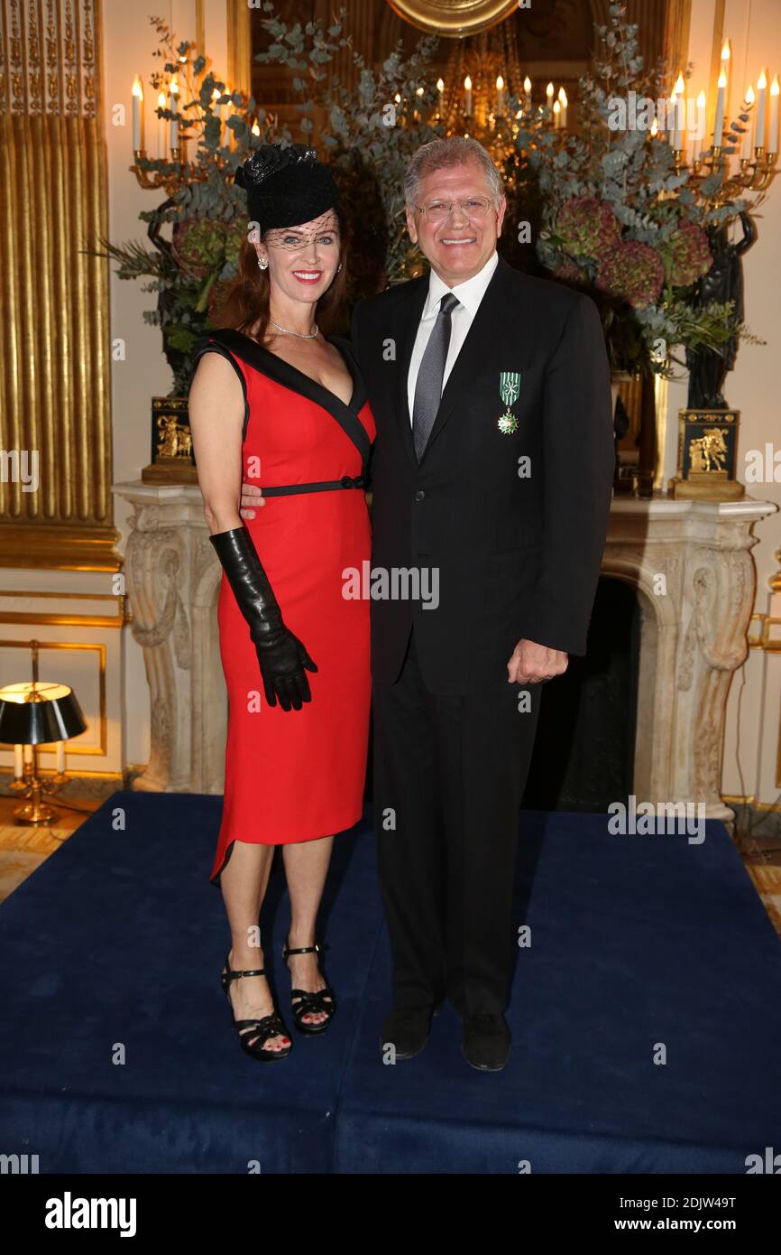 Robert Zemeckis und seine Frau Leslie Zemeckis nehmen an der Zeremonie Teil, bei der Robert Zemeckis am 19. November 2016 in Paris zum "Officier des Arts et des Lettres" wird. Foto von Jerome Domine/ABACAPRESS.COM Stockfoto