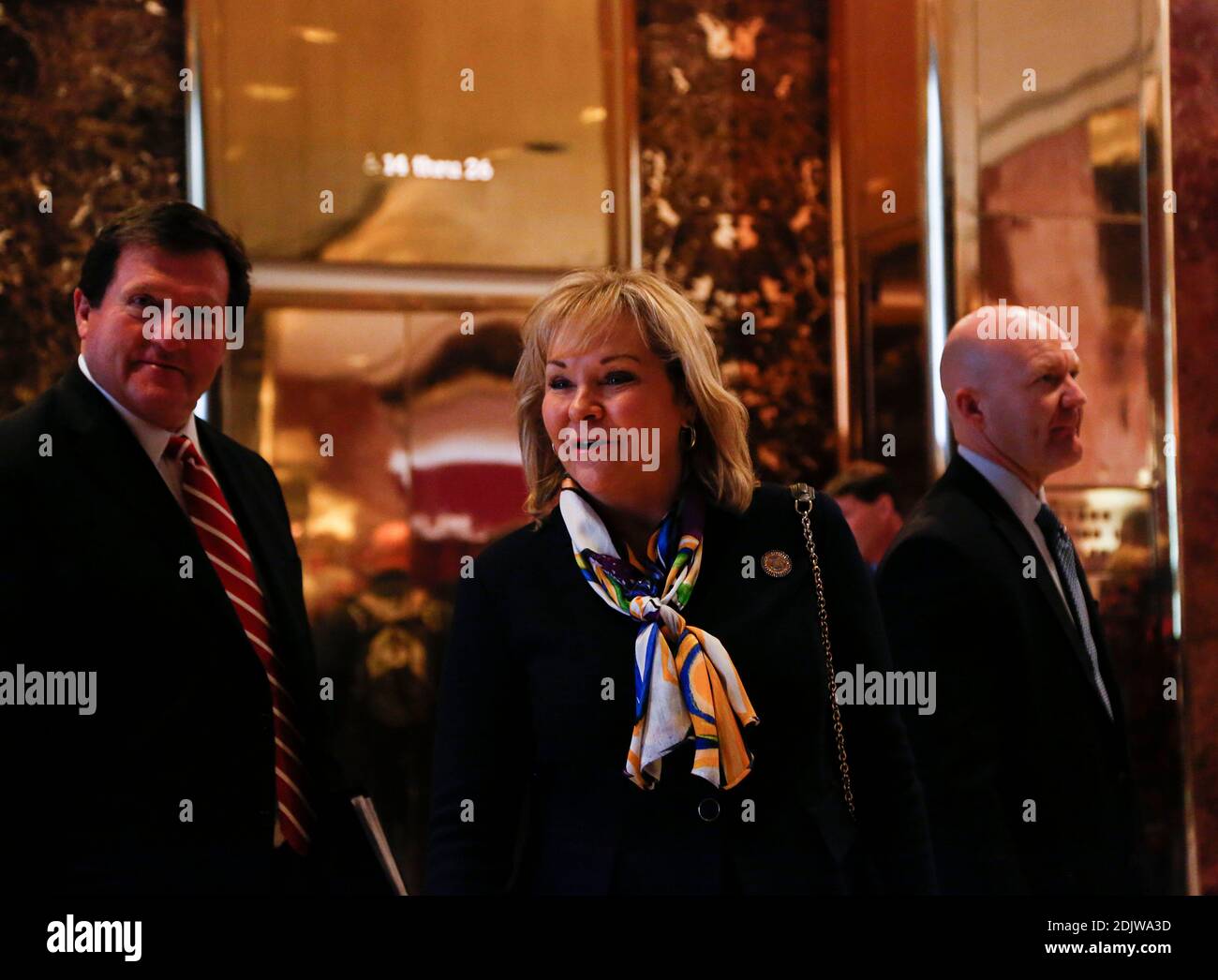 Die Gouverneurin von Oklahoma, Mary Fallin, spricht nach einem Treffen mit dem designierten Präsidenten Donald Trump am 21. November 2016 im Trump Tower in New York, NY, zu Journalisten. (Aude Guerrucci / Pool) Stockfoto