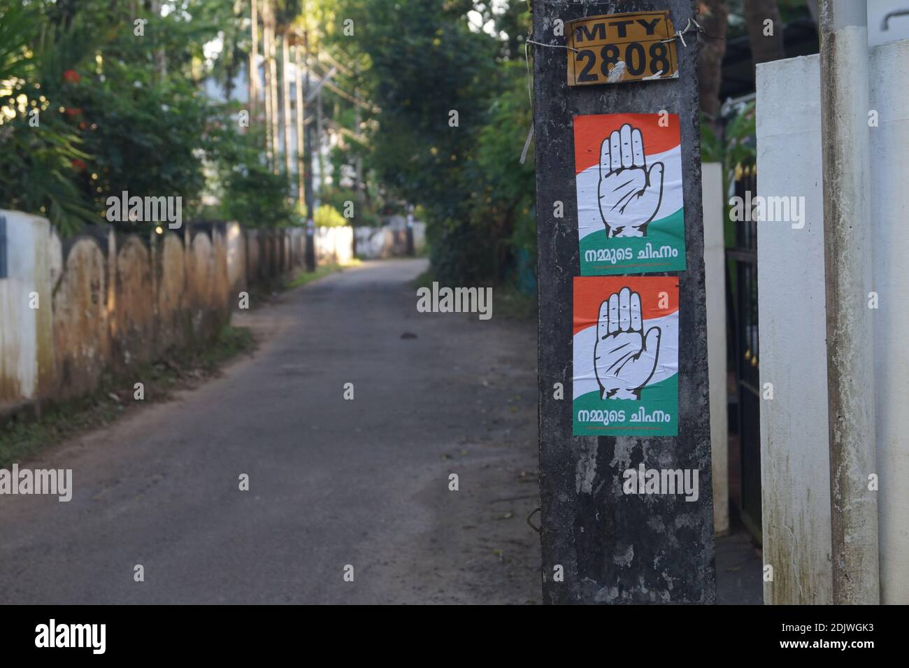 Thrissur, Kerala, Indien - 11/08/2020: Indisches nationales Kongreßplakat in der Straße in Kerala.die Wahl zum dreistufigen lokalen Körperschaft System t Stockfoto