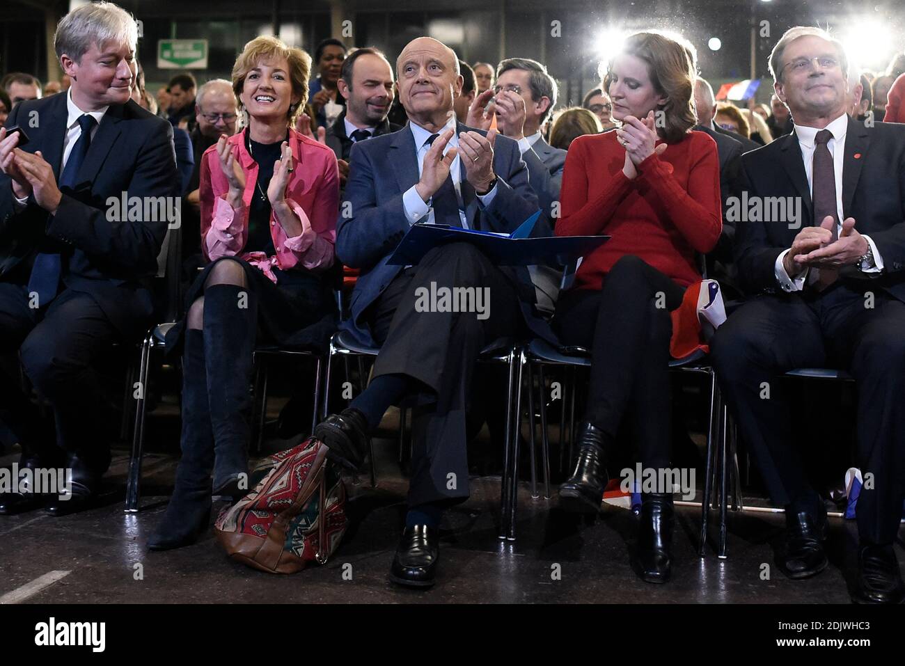 Alain Juppe, Bürgermeister von Bordeaux und Kandidat für die Vorwahlen im rechten Flügel vor den Präsidentschaftswahlen 2017, begleitet von Nathalie Kosciusko-Morizet (NKM) und seiner Frau Isabelle Juppe, hält am 25. November 2016 seine letzte öffentliche Sitzung in Vandoeuvre-lès-Nancy, Ostfrankreich, vor der zweiten Runde der Vorwahlen am 27. November. Francois Fillon und Alain Juppe, beide ehemalige Ministerpräsidenten, werden am 27. November in einer Stichwahl der französischen Präsidentschaftswahlen nach rechts von Kopf zu Kopf gehen. Der Sieger wird wahrscheinlich nach den Wahlen im April und Mai nächsten Jahres Präsident werden. Foto von Eliot BL Stockfoto