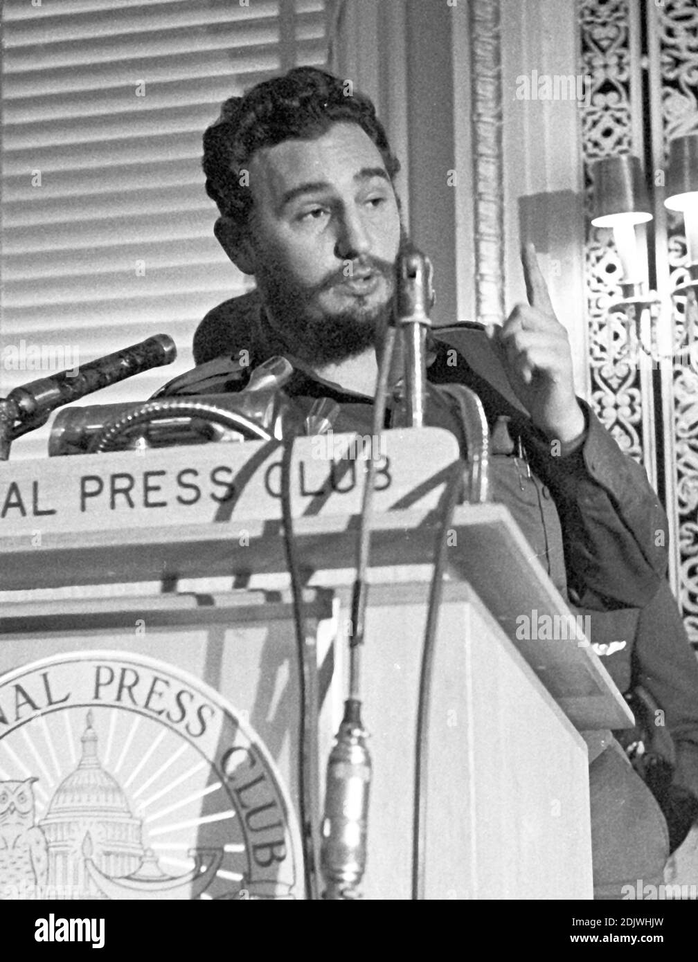 Der kubanische Premierminister Fidel Castro spricht am 20. April 1959 zu einem Mittagessen im National Press Club in Washington, DC, USA. Sein Auftritt kam weniger als vier Monate nach seiner Machtübernahme in Kuba und er sagte, er habe keine diktatorischen Ambitionen. Foto von Benjamin E. 'Gene' Forte/CNP/ABACAPRESS.COM Foto von Arnie Sachs/CNP/ABACAPRESS.COM Stockfoto