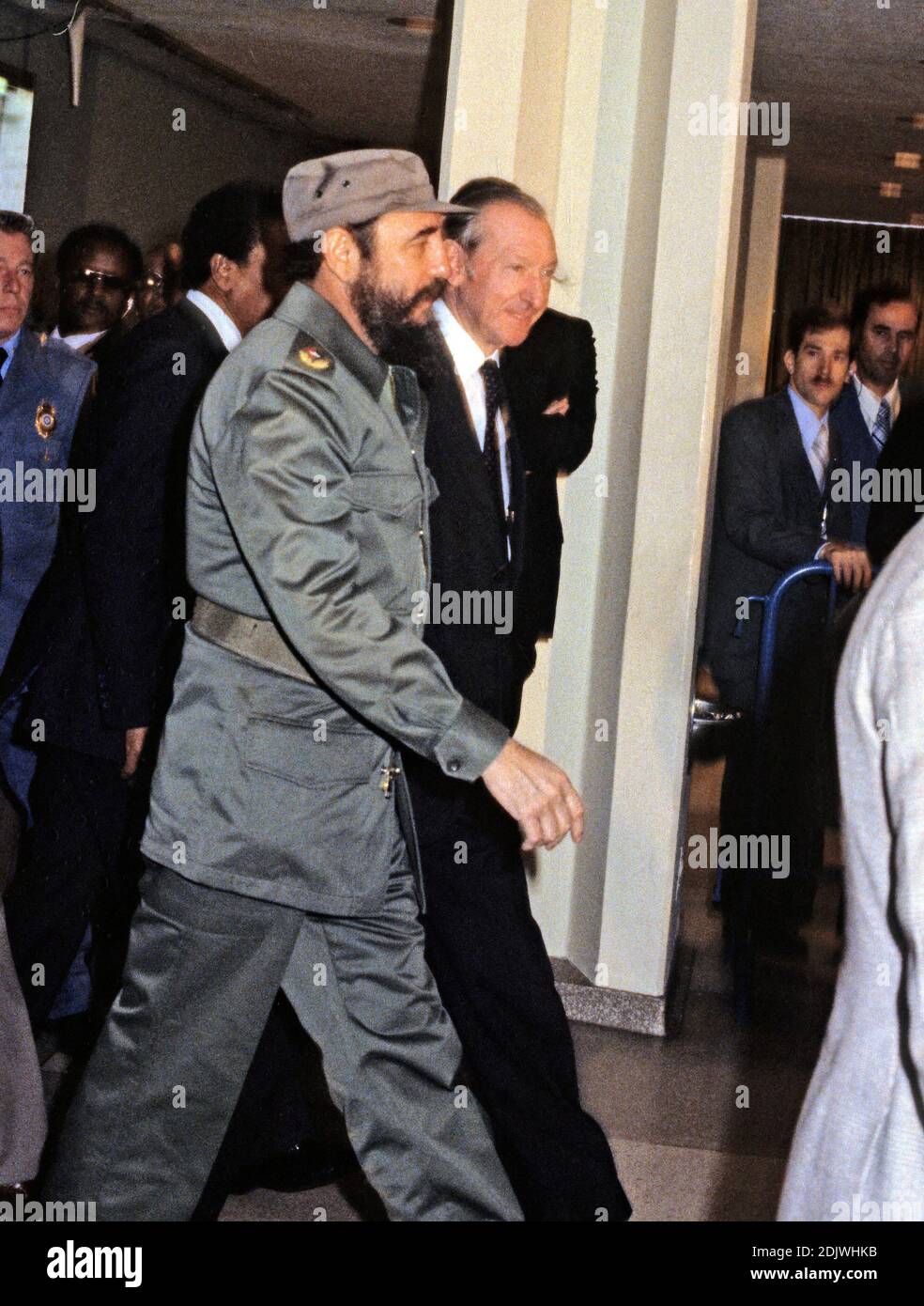 Präsident Fidel Castro von Kuba, links, wird vom Generalsekretär der Vereinten Nationen Kurt Waldheim, rechts, während seines Besuchs bei der UN-Generalversammlung am 15. Oktober 1979 in New York City, NY, USA, begleitet. Castros Rede diskutierte die Diskrepanz zwischen den Reichen und den Armen der Welt. Foto von Arnie Sachs/CNP/ABACAPRESS.COM Stockfoto