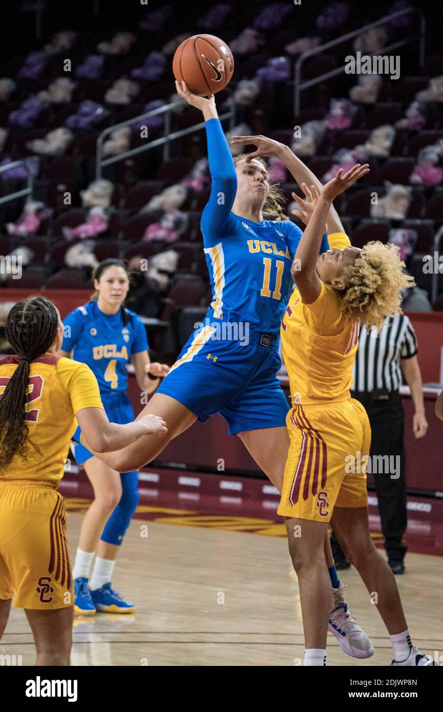 UCLA Bruins Forward Emily Bessoir (13) versucht einen Schuss über Südkalifornien-Trojaner führen Jordan Sanders (5) während einer NCAA vor college-Basketball-G Stockfoto