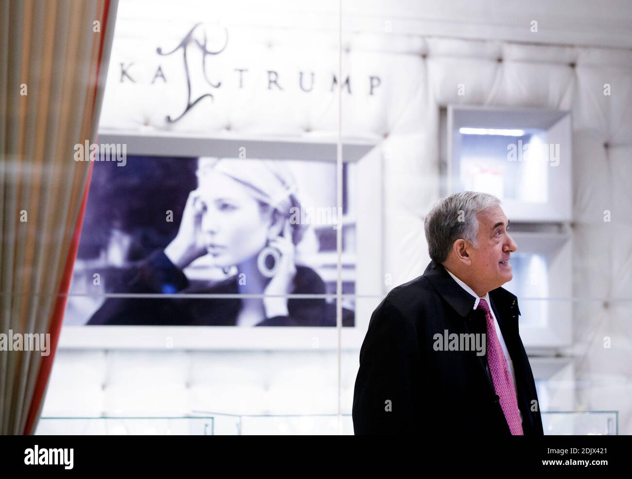 Der pensionierte Admiral Jay Cohen steht nach einem Treffen mit dem designierten Präsidenten Donald Trump in New York, New York, USA, am 02. Dezember 2016 in der Lobby des Trump Tower. Foto von Justin Lane/Pool/ABACAPRESS.COM Stockfoto