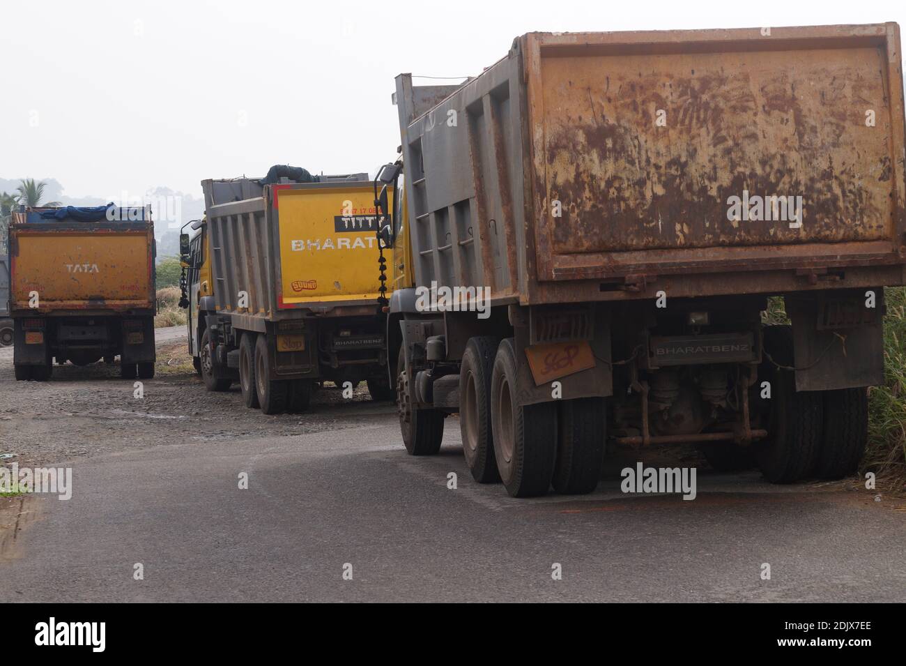 Thrissur, Kerala, Indien - 11-26-2020: Kipper LKW auf der Seite einer Straße geparkt Stockfoto