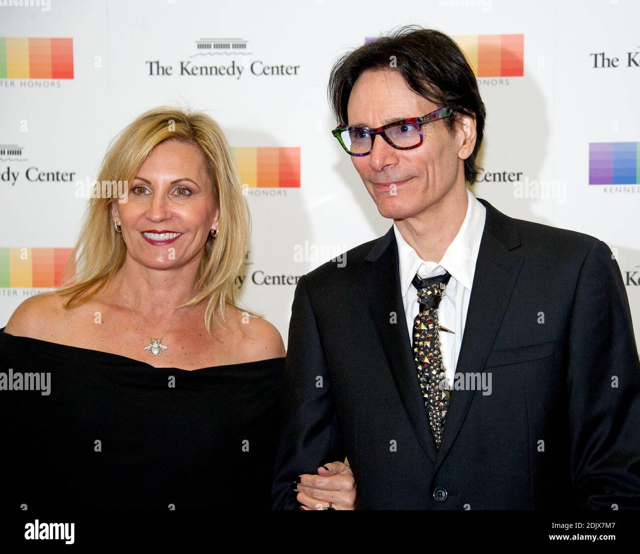 Amerikanischer Gitarrist, Komponist, Sänger, Songwriter, Und Produzent Stephen Vai und Gast kommen für das formelle Artist's Dinner zu Ehren der Empfänger der 39. Jährlichen Kennedy Center Honors, veranstaltet vom US-Außenminister John F. Kerry am Samstag, 3. Dezember 2016 im US-Außenministerium in Washington, D.C.. Die 2016 Preisträger sind: Die argentinische Pianistin Martha Argerich, die Rockband The Eagles, der Bildschirm- und Bühnenschauspieler Al Pacino, der Gospel- und Bluessänger Mavis Staples und der Musiker James Taylor. Foto von Ron Sachs /Pool via CNP/ABACAPRESS.COM Stockfoto