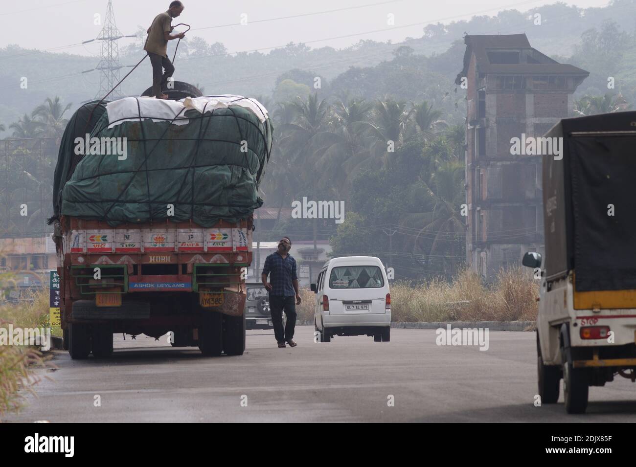 Thrissur, Kerala, Indien - 11-26-2020: Ein LKW, der an einer Straße geparkt ist Stockfoto