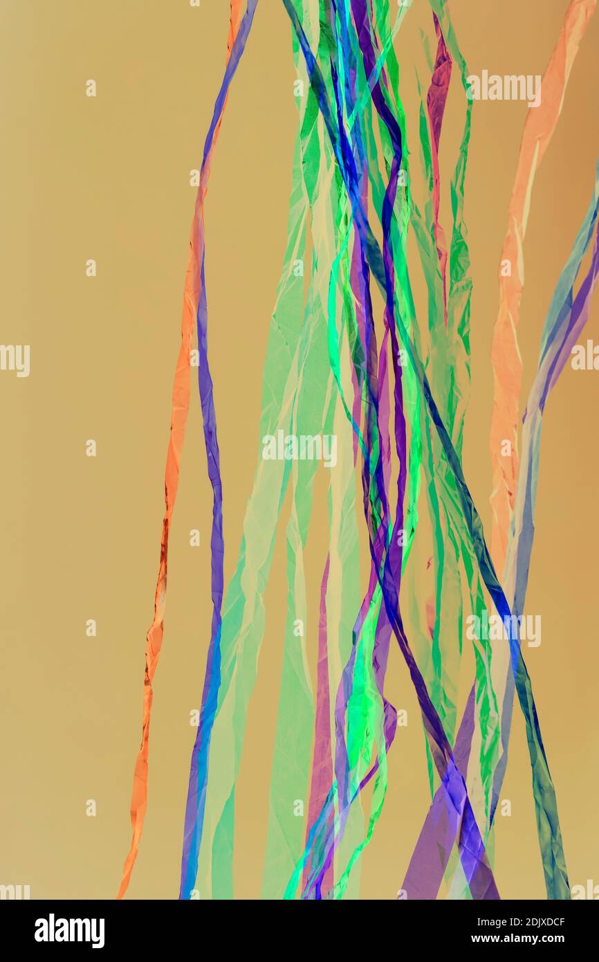 Regenbögen mit abstrakten, beweglichen Linien, in lebendigen Farben, geformt von zerknittert Stoffen, die leicht auf einem einfarbigen Hintergrund schweben. Stockfoto